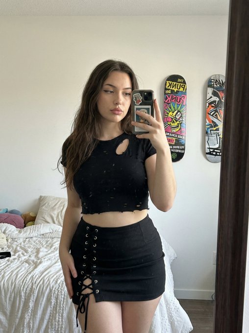 Bedroom Mirror Selfie Black Outfit Skateboards
