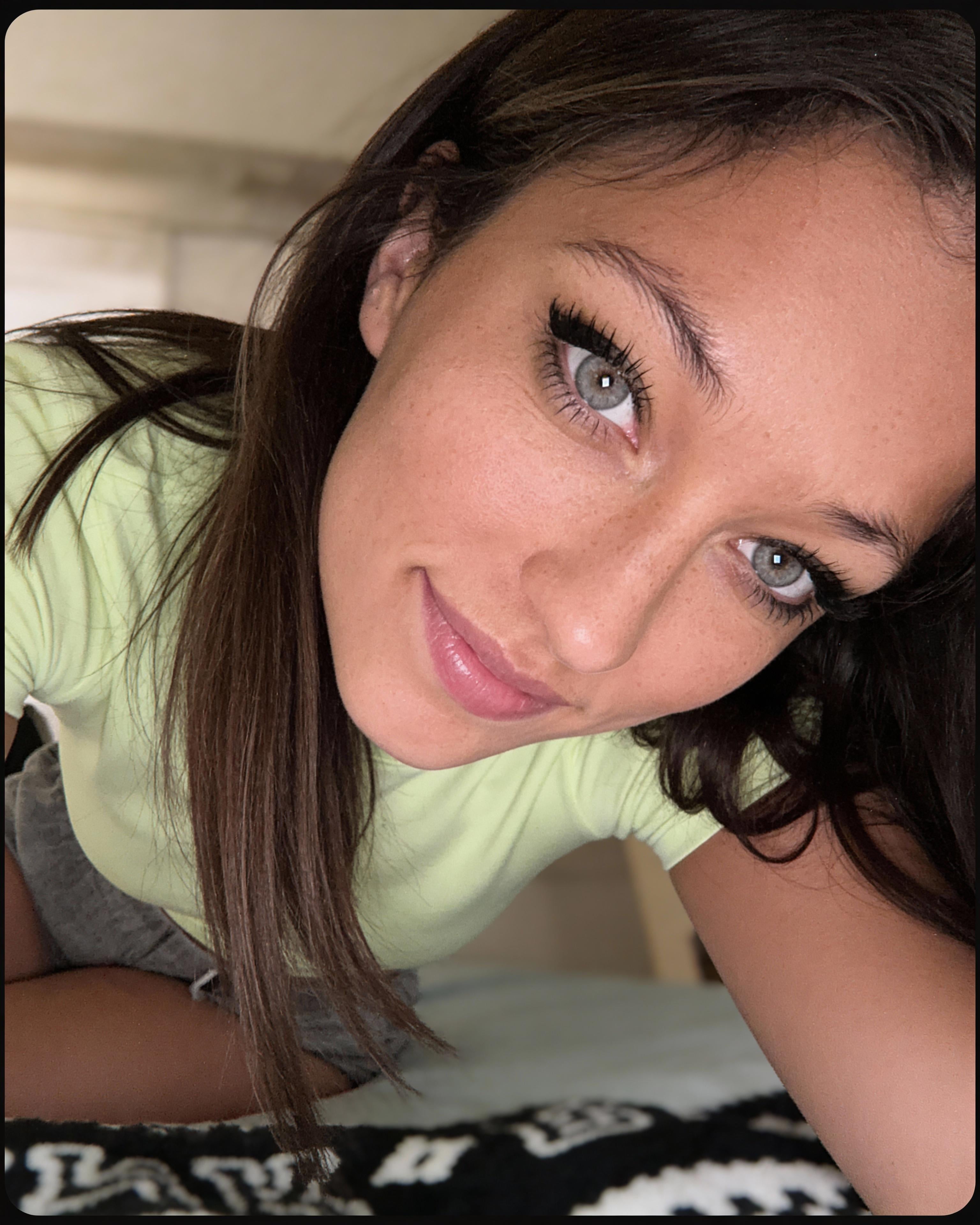 Face On Hands And Knees Soft Green T Shirt reference photo