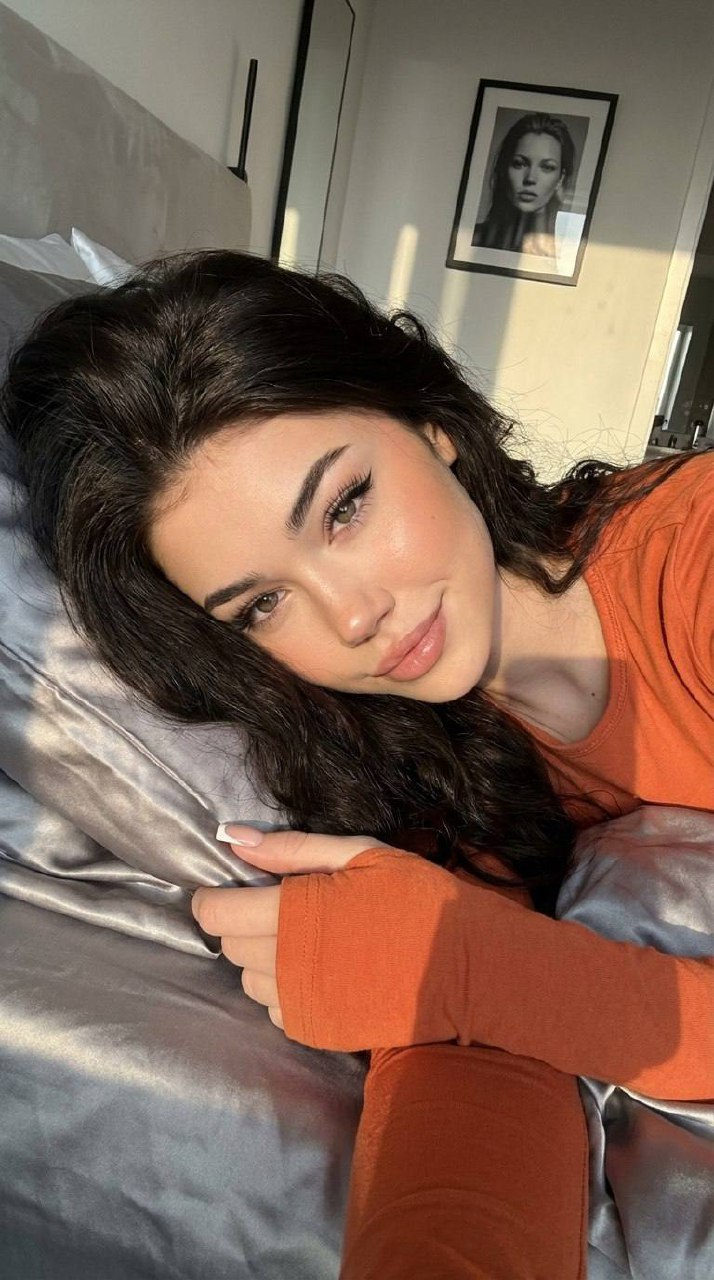 Realistic Girl Selfie Silk Sheets Iphone 17