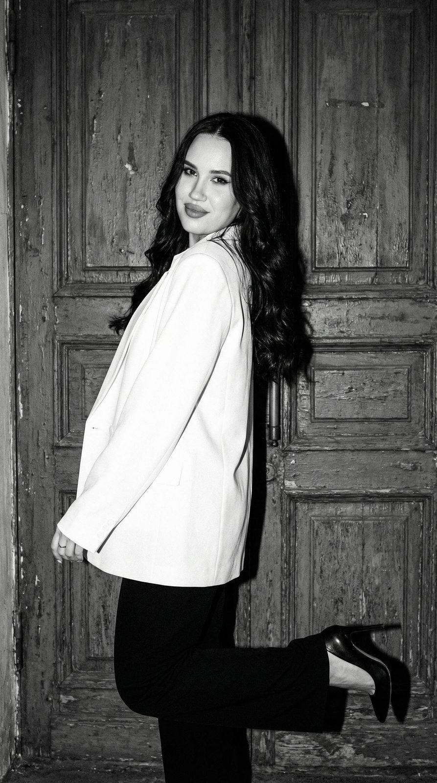 Fashion Girl Old Door Flash