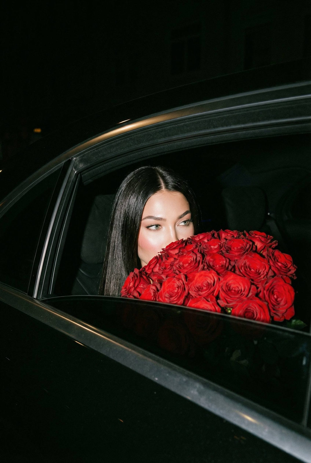 Luxury Car Night Woman Red Roses