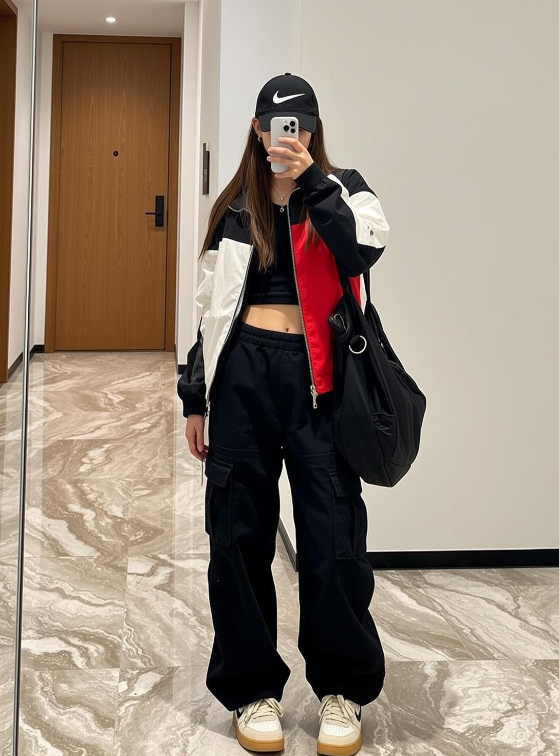 Streetwear Cap Phone Selfie