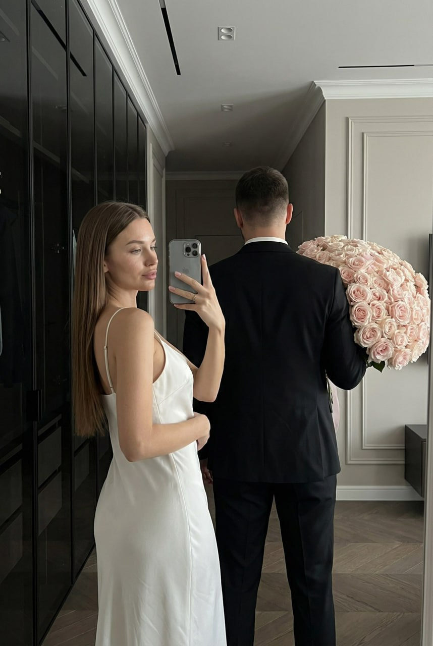 Realistic Girl Mirror Selfie Rose Bouquet