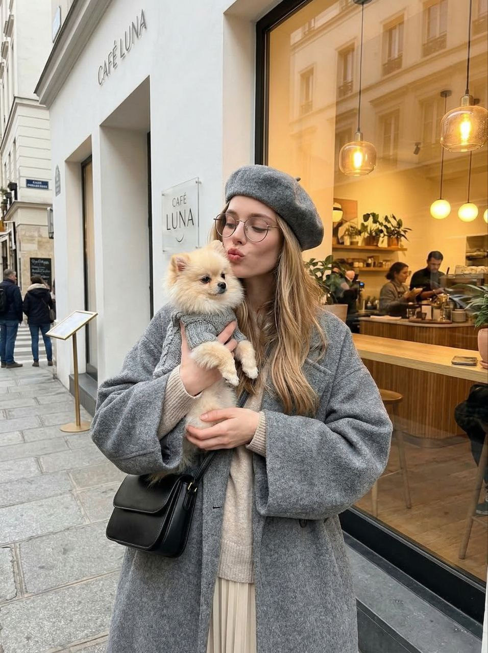 Cafe Window Pet Grey Coat Beret Kiss