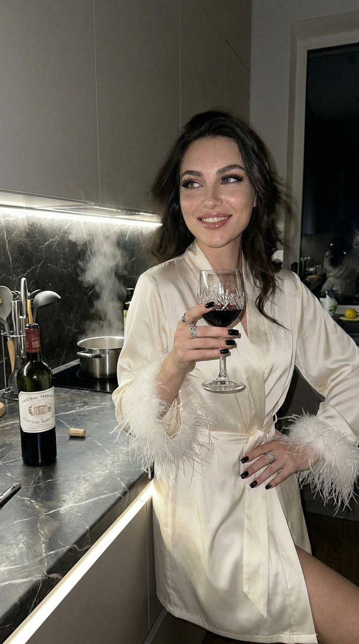 Realistic Kitchen Night Motion Flash Wine