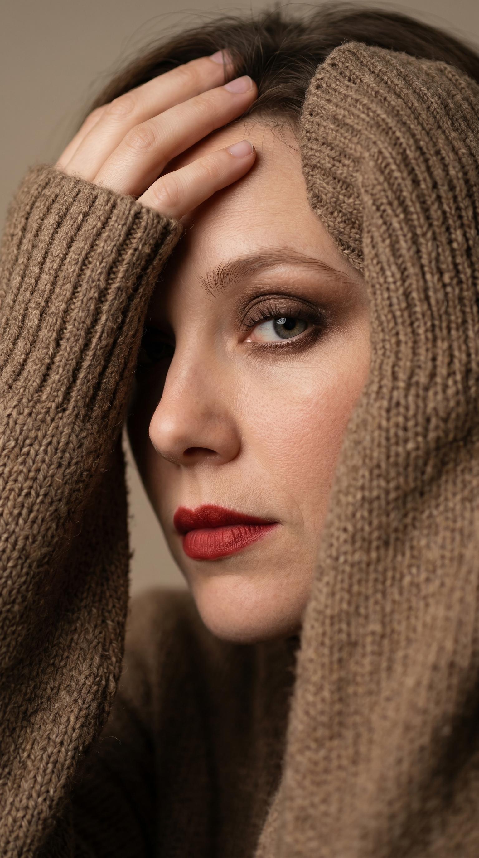 Ultra-realistic close-up portrait of a woman, warm atmosphere with soft blur and neutral beige-toned background.