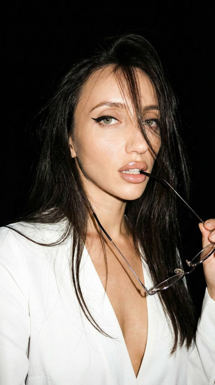 9 16 Dark Hair Girl Retro Flash Portrait