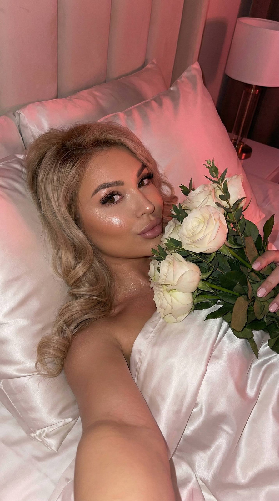 Girl Pink Light Silk Bed Roses Selfie