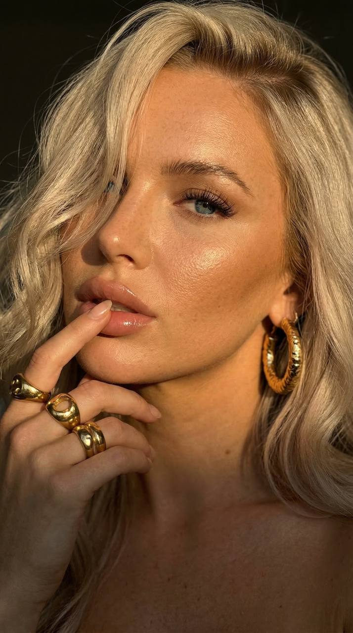 Golden Jewelry Close Up Model Side Light